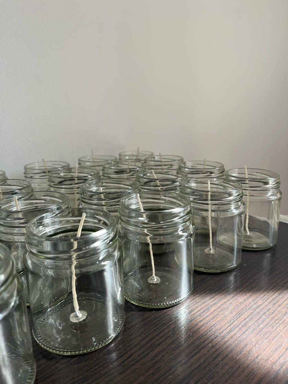 Frascos de velas listos para la producción