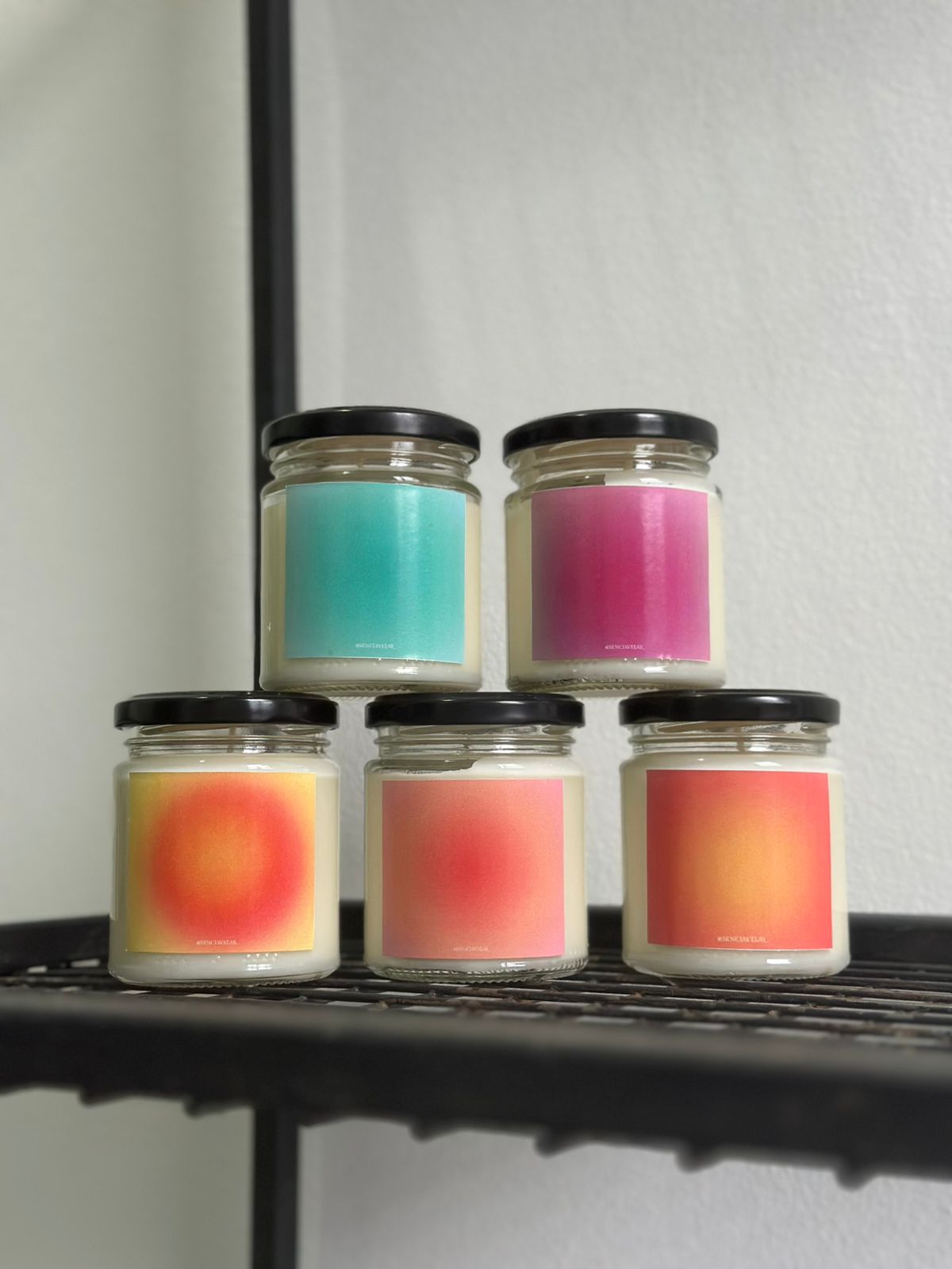 Vela Pera y Flores Blancas