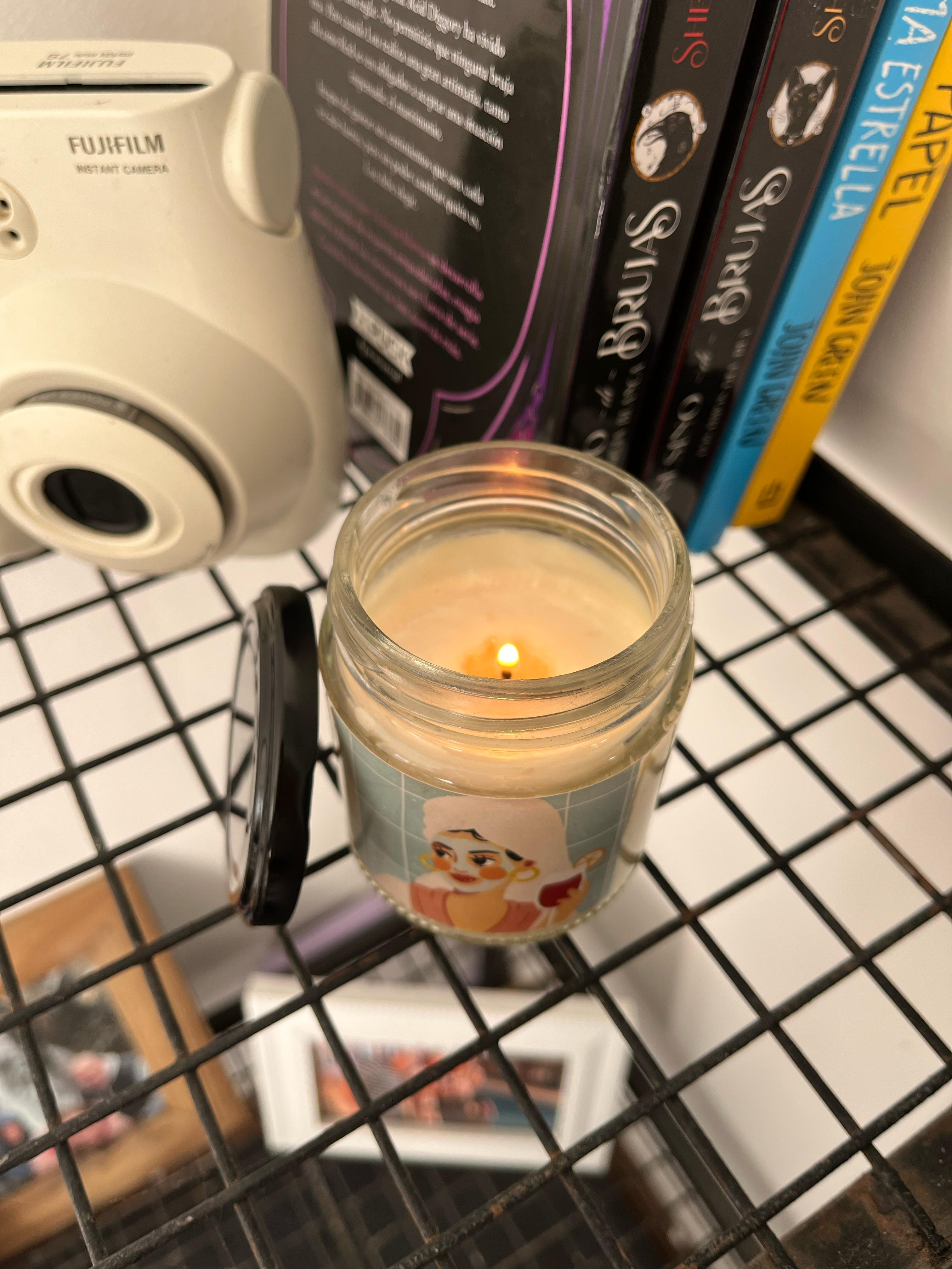 Vela encendida de Sencia en un ambiente acogedor